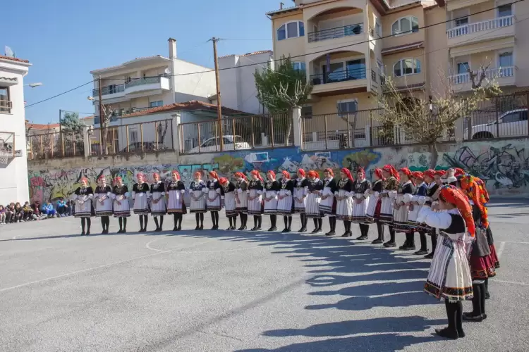 Οι μικρές Λαζαρίνες του Πολιτιστικού Συλλόγου Κρόκου στην αυλή του 10ου Δημοτικού Σχολείου Οι μικρές Λαζαρίνες του Πολιτιστικού Συλλόγου Κρόκου στην αυλή του 10ου Δημοτικού Σχολείου