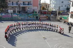 Οι μικρές Λαζαρίνες του Πολιτιστικού Συλλόγου Κρόκου στην αυλή του 10ου Δημοτικού Σχολείου Οι μικρές Λαζαρίνες του Πολιτιστικού Συλλόγου Κρόκου στην αυλή του 10ου Δημοτικού Σχολείου