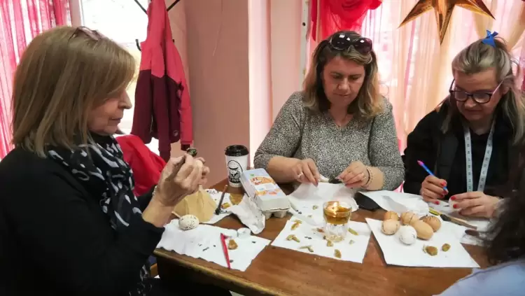 Πασχαλινές Περδίκες από το Τμήμα Παραδοσιακών Χορών του Δήμου Γρεβενών Πασχαλινές Περδίκες από το Τμήμα Παραδοσιακών Χορών του Δήμου Γρεβενών