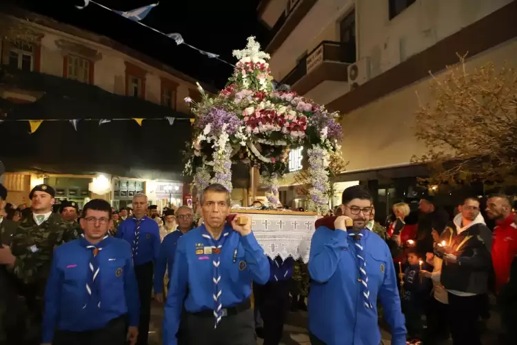 Η Περιφορά  του Επιταφίου του Αγίου Νικολάου Κοζάνης σε κατανυκτική ατμόσφαιρα
