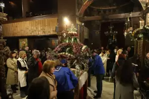 Η Περιφορά  του Επιταφίου του Αγίου Νικολάου Κοζάνης σε κατανυκτική ατμόσφαιρα