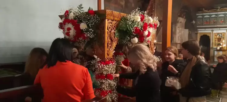 Ο στολισμός και η προετοιμασία των επιταφίων Αγ. Γεωργίου & Αγ. Νικάνορα Εράτυρας.