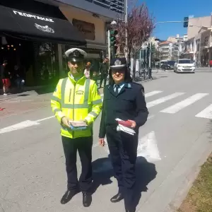 Τμήμα Τροχαίας Κοζάνης – Διανεμήθηκαν ενημερωτικά φυλλάδια σε διερχόμενους πεζούς και οδηγούς οχημάτων