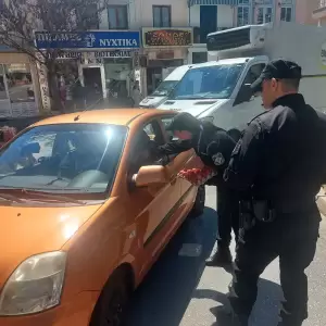 Τμήμα Τροχαίας Κοζάνης – Διανεμήθηκαν ενημερωτικά φυλλάδια σε διερχόμενους πεζούς και οδηγούς οχημάτων