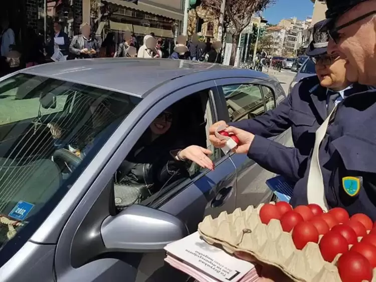 Τμήμα Τροχαίας Κοζάνης – Διανεμήθηκαν ενημερωτικά φυλλάδια σε διερχόμενους πεζούς και οδηγούς οχημάτων