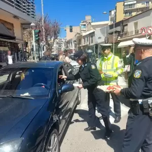 Τμήμα Τροχαίας Κοζάνης – Διανεμήθηκαν ενημερωτικά φυλλάδια σε διερχόμενους πεζούς και οδηγούς οχημάτων