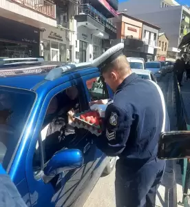 Τμήμα Τροχαίας Κοζάνης – Διανεμήθηκαν ενημερωτικά φυλλάδια σε διερχόμενους πεζούς και οδηγούς οχημάτων