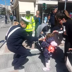 Τμήμα Τροχαίας Κοζάνης – Διανεμήθηκαν ενημερωτικά φυλλάδια σε διερχόμενους πεζούς και οδηγούς οχημάτων