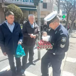 Τμήμα Τροχαίας Κοζάνης – Διανεμήθηκαν ενημερωτικά φυλλάδια σε διερχόμενους πεζούς και οδηγούς οχημάτων