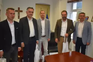 Στελέχη της αυτοδιοίκησης, αλλά και του Υπουργείου Ενέργειας, από την Ουγγαρία υποδέχτηκε στο γραφείο του ο Δήμαρχος Φλώρινας Στελέχη της αυτοδιοίκησης, αλλά και του Υπουργείου Ενέργειας, από την Ουγγαρία υποδέχτηκε στο γραφείο του ο Δήμαρχος Φλώρινας