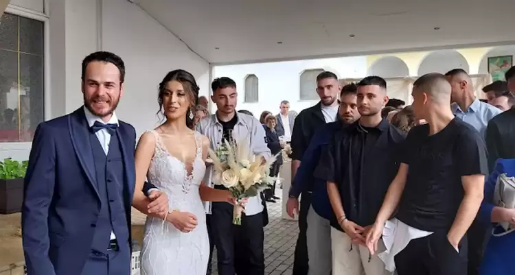 Χόρεψε τον χορό του Ησαΐα με την αγαπημένη του Βάσω ο Νίκος Ματούλας Χόρεψε τον χορό του Ησαΐα με την αγαπημένη του Βάσω ο Νίκος Ματούλας