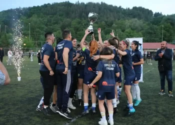 Ήχησαν Σειρήνες Στα Γρεβενά – Σήκωσαν Το Κύπελλο Τα Κορίτσια Του Χρήστου Καλύβα