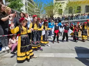 Κοζάνη: Χορός και νιάτα στην πλατεία της πόλης (εικόνες)