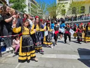 Κοζάνη: Χορός και νιάτα στην πλατεία της πόλης (εικόνες)