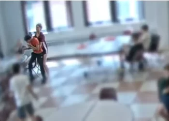 Συγκλονιστικό Βίντεο: 12Χρονη Σώζει Τον Αδερφό Της Που Πνιγόταν Στο Σχολείο