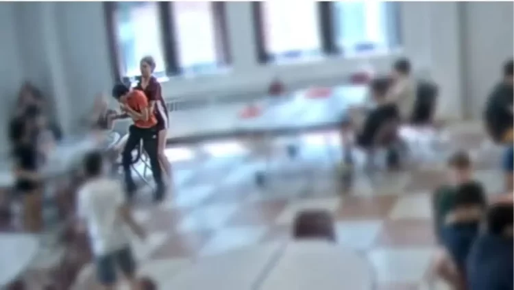 Συγκλονιστικό Βίντεο: 12Χρονη Σώζει Τον Αδερφό Της Που Πνιγόταν Στο Σχολείο