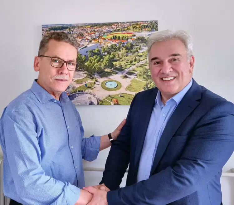 O εκπαιδευτικός Σάκης Παπαβασιλείου τα “βρήκε” με Μαλούτα…