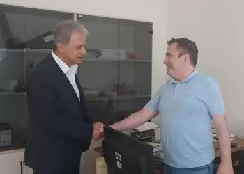 Ο Γιώργος Αμανατίδης με εργαζομένους στο κτίριο της ΖΕΠ Ο Γιώργος Αμανατίδης με εργαζομένους στο κτίριο της ΖΕΠ