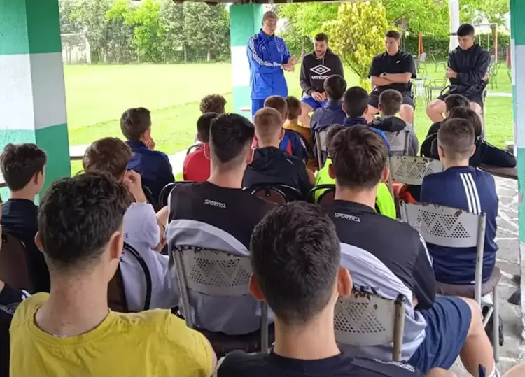 Μια ευχάριστη έκπληξη περίμενε τους ποδοσφαιριστές των Ελπίδων Φλώρινας στη προπόνηση της Τρίτης 13/6 Μια ευχάριστη έκπληξη περίμενε τους ποδοσφαιριστές των Ελπίδων Φλώρινας στη προπόνηση της Τρίτης 13/6