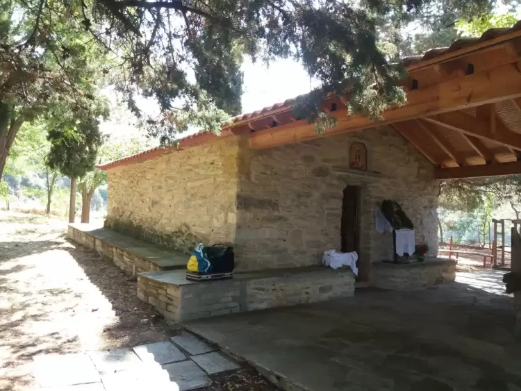 Η Αγία Κυριακή στην κορυφή του λόφου πάνω από το ‘’Σκεπασμένο’’ Βελβεντού Η Αγία Κυριακή στην κορυφή του λόφου πάνω από το ‘’Σκεπασμένο’’ Βελβεντού