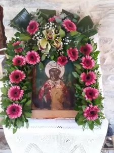 Η Αγία Κυριακή στην κορυφή του λόφου πάνω από το ‘’Σκεπασμένο’’ Βελβεντού Η Αγία Κυριακή στην κορυφή του λόφου πάνω από το ‘’Σκεπασμένο’’ Βελβεντού