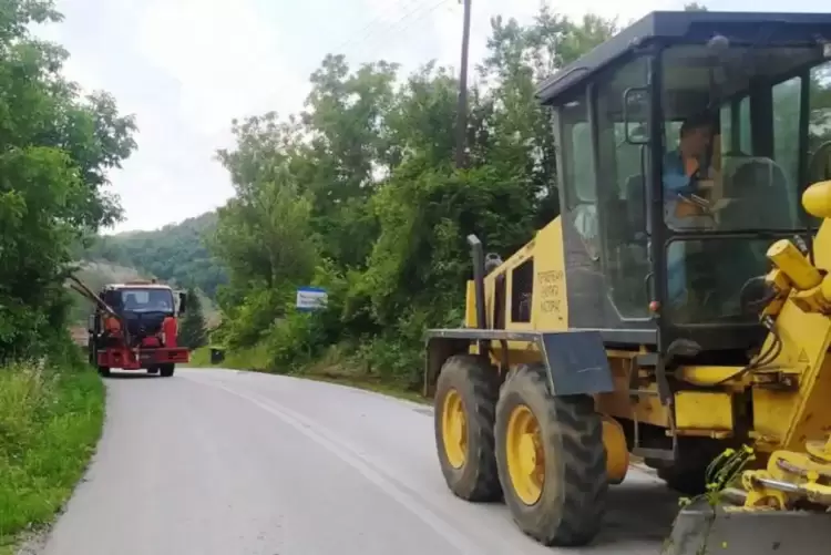 Κοπή κλαδιών και διαμόρφωση τάφρων στον δρόμο Καστοριάς – Νεστορίου Κοπή κλαδιών και διαμόρφωση τάφρων στον δρόμο Καστοριάς – Νεστορίου