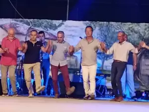 Βροντερό παρών…