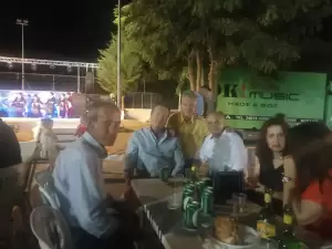 Βροντερό παρών…