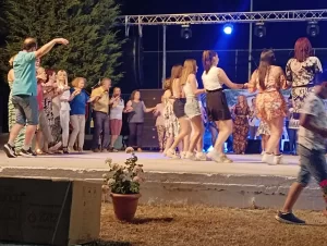 Βροντερό παρών…