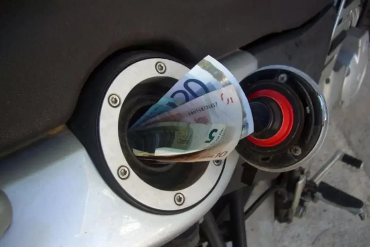 Η Τιμή Της Βενζίνης Τραβάει Την Ανηφόρα, Παρά Τα Μέτρα – Με Μισθούς Ελλάδας Πληρώνουμε Τιμές Δανίας