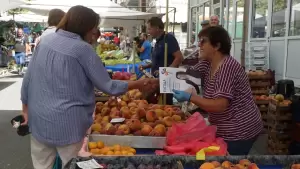 Η Γεωργία Ζεμπιλιάδου στην αγορά της Κοζάνης Η Γεωργία Ζεμπιλιάδου στην αγορά της Κοζάνης