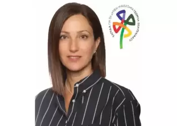 Η Νούλα Τουμπουλίδου, είναι  βαθιά καλλιεργημένη με πρωτότυπες ιδέες