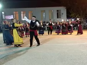 Οι “Φίλοι της Παράδοσης” στην 9η χορευτική συνάντηση στην Κάτω Καμήλα Σερρών Οι “Φίλοι της Παράδοσης” στην 9η χορευτική συνάντηση στην Κάτω Καμήλα Σερρών