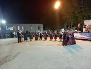 Οι “Φίλοι της Παράδοσης” στην 9η χορευτική συνάντηση στην Κάτω Καμήλα Σερρών Οι “Φίλοι της Παράδοσης” στην 9η χορευτική συνάντηση στην Κάτω Καμήλα Σερρών