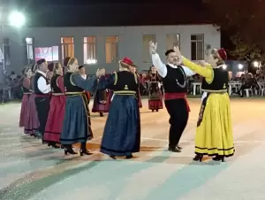 Οι “Φίλοι της Παράδοσης” στην 9η χορευτική συνάντηση στην Κάτω Καμήλα Σερρών Οι “Φίλοι της Παράδοσης” στην 9η χορευτική συνάντηση στην Κάτω Καμήλα Σερρών