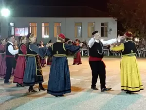 Οι “Φίλοι της Παράδοσης” στην 9η χορευτική συνάντηση στην Κάτω Καμήλα Σερρών Οι “Φίλοι της Παράδοσης” στην 9η χορευτική συνάντηση στην Κάτω Καμήλα Σερρών