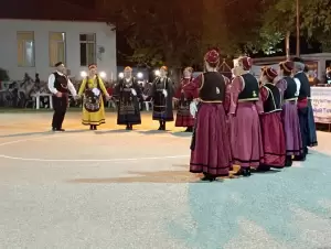Οι “Φίλοι της Παράδοσης” στην 9η χορευτική συνάντηση στην Κάτω Καμήλα Σερρών Οι “Φίλοι της Παράδοσης” στην 9η χορευτική συνάντηση στην Κάτω Καμήλα Σερρών