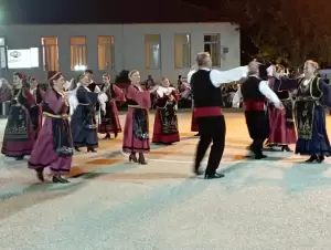 Οι “Φίλοι της Παράδοσης” στην 9η χορευτική συνάντηση στην Κάτω Καμήλα Σερρών Οι “Φίλοι της Παράδοσης” στην 9η χορευτική συνάντηση στην Κάτω Καμήλα Σερρών