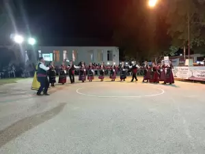 Οι “Φίλοι της Παράδοσης” στην 9η χορευτική συνάντηση στην Κάτω Καμήλα Σερρών Οι “Φίλοι της Παράδοσης” στην 9η χορευτική συνάντηση στην Κάτω Καμήλα Σερρών