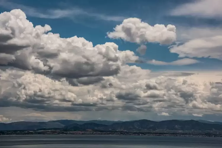 Ο Καιρός σήμερα, Παρασκευή 06/10, στην Κοζάνη και δυτική Μακεδονία: Λίγες νεφώσεις με πιθανές τοπικές βροχές από μεσημέρι Ο Καιρός σήμερα, Παρασκευή 06/10, στην Κοζάνη και δυτική Μακεδονία: Λίγες νεφώσεις με πιθανές τοπικές βροχές από μεσημέρι
