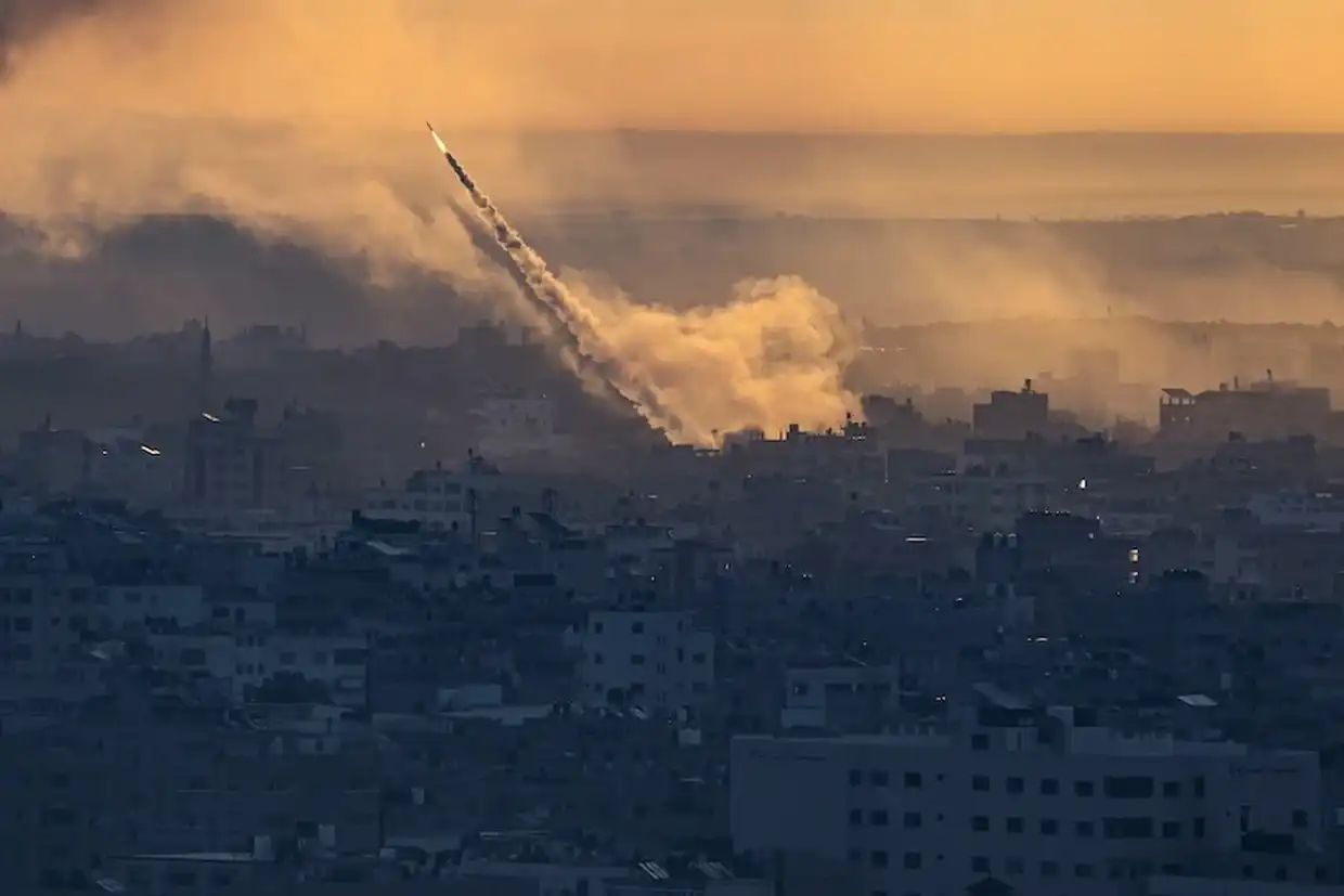 Πόλεμος στη Μέση Ανατολή: Πώς άναψε πάλι η φωτιά του πολέμου μεταξύ Χαμάς και Ισραήλ – Ανάλυση του Guardian
