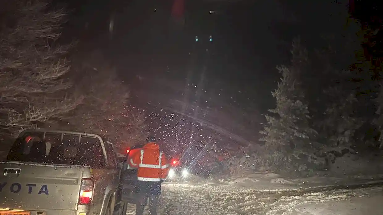 Αίσιο τέλος με τους 2 ορειβάτες στα Πιέρια - Xιονόπτωση από χτες το απόγευμα του Σαββάτου στη Δυτική Μακεδονία Αίσιο τέλος με τους 2 ορειβάτες στα Πιέρια – Xιονόπτωση από χτες το απόγευμα του Σαββάτου στη Δυτική Μακεδονία