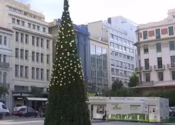 Απίστευτο, έκλεψαν τα μισά στολίδια του χριστουγεννιάτικου δέντρου στην πλατεία Κλαυθμώνος
