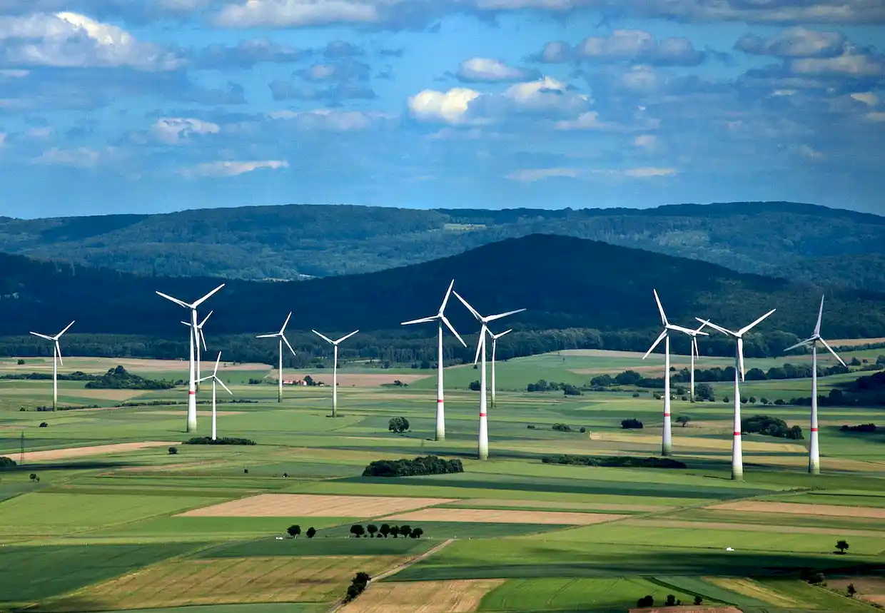Χρηματιστήριο Ενέργειας: Οι Ισχυροί Άνεμοι Έριξαν Κατά 44% Τη Χονδρεμπορική Τιμή Ρεύματος