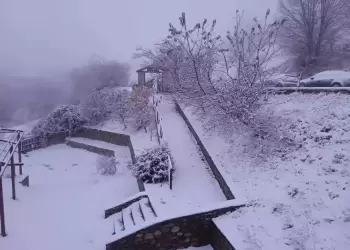 Καιρός: «Ψυχρό μέτωπο» με χιόνια και καταιγίδες από αύριο – Έκτακτο δελτίο από την ΕΜΥ