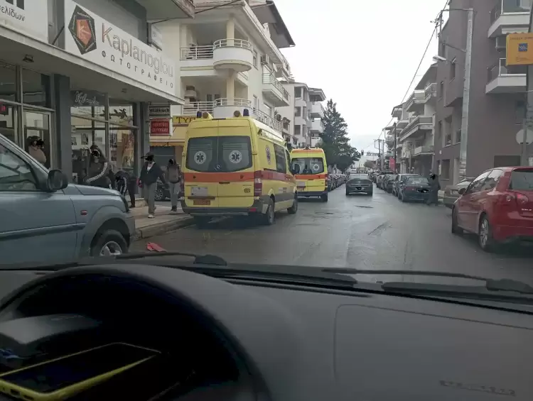 Κοζάνη: Άνδρας έχασε τις αισθήσεις του έξω από την Τράπεζα Πειραιώς