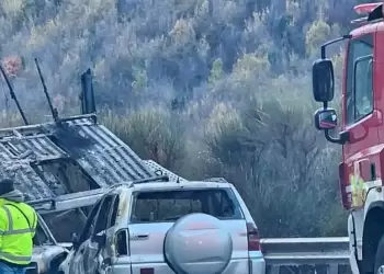 Νταλίκα που μετέφερε αυτοκίνητα λαμπάδιασε στην Εγνατία λίγο πριν τα διόδια Πολυμύλου Νταλίκα που μετέφερε αυτοκίνητα λαμπάδιασε στην Εγνατία λίγο πριν τα διόδια Πολυμύλου