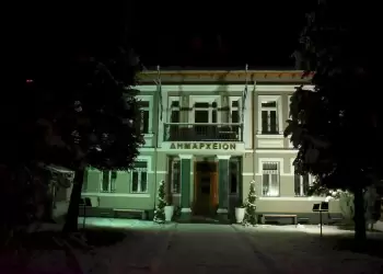 Πορτοκαλί φωταγωγήθηκε το Δημαρχείο Φλώρινας για την Παγκόσμια Ημέρα για την εξάλειψη της βίας κατά των γυναικών