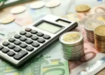 Πόσο «μέσα μπαίνουν» οι Έλληνες το μήνα;