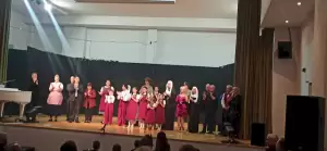 Σέρβια: Το μιούζικαλ ” Η μελωδία της ευτυχίας” παρουσίασε η τάξη φωνητικής της Δέσποινας Γιαλούρη